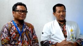 Kapus Larangan dr. Moh. Fahmi (jas putih) bersama Pj. Yanblik dan HIV/IMS saat podcast di Klik Madura (KLIK MADURA).