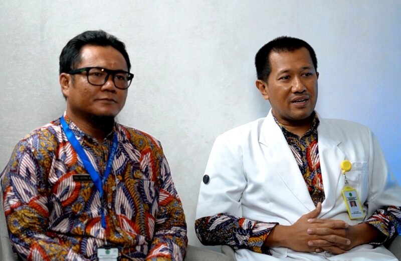 Kapus Larangan dr. Moh. Fahmi (jas putih) bersama Pj. Yanblik dan HIV/IMS saat podcast di Klik Madura (KLIK MADURA).