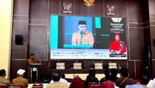 Bupati Pamekasan Dr. KH. Kholilurrahman saat menyampaikan sambutan pada kegiatan sarasehan literasi yang digelar AJP di UIN Madura. (AJP FOR KLIKMADURA)