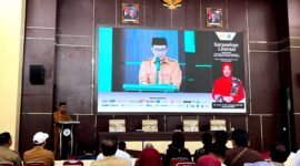 Bupati Pamekasan Dr. KH. Kholilurrahman saat menyampaikan sambutan pada kegiatan sarasehan literasi yang digelar AJP di UIN Madura. (AJP FOR KLIKMADURA)