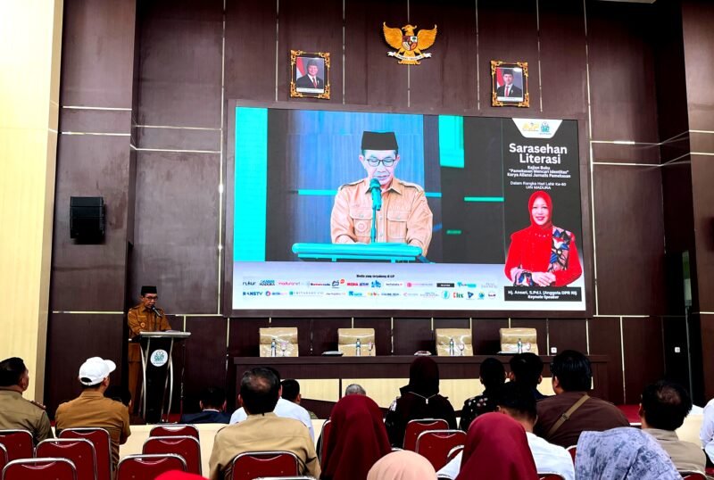 Bupati Pamekasan Dr. KH. Kholilurrahman saat menyampaikan sambutan pada kegiatan sarasehan literasi yang digelar AJP di UIN Madura. (AJP FOR KLIKMADURA)