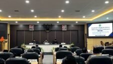 Suasana rapat paripurna DPRD Pamekasan dengan agenda pemyampaian pendapat fraksi terkait Raperda Laporan Pertanggungjawaban APBD 2025. (KLIKMADURA)
