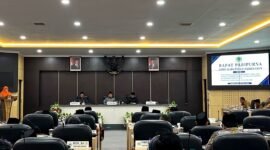 Suasana rapat paripurna DPRD Pamekasan dengan agenda pemyampaian pendapat fraksi terkait Raperda Laporan Pertanggungjawaban APBD 2025. (KLIKMADURA)
