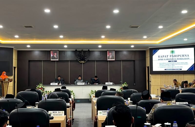 Suasana rapat paripurna DPRD Pamekasan dengan agenda pemyampaian pendapat fraksi terkait Raperda Laporan Pertanggungjawaban APBD 2025. (KLIKMADURA)