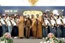 Bunda Genre Kabupaten Sampang Evi Slamet Junaidi foto bersama para finalis Duta Genre 2026. (KLIKMADURA)