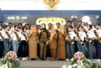 Bunda Genre Kabupaten Sampang Evi Slamet Junaidi foto bersama para finalis Duta Genre 2026. (KLIKMADURA)