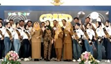 Bunda Genre Kabupaten Sampang Evi Slamet Junaidi foto bersama para finalis Duta Genre 2026. (KLIKMADURA)