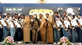 Bunda Genre Kabupaten Sampang Evi Slamet Junaidi foto bersama para finalis Duta Genre 2026. (KLIKMADURA)