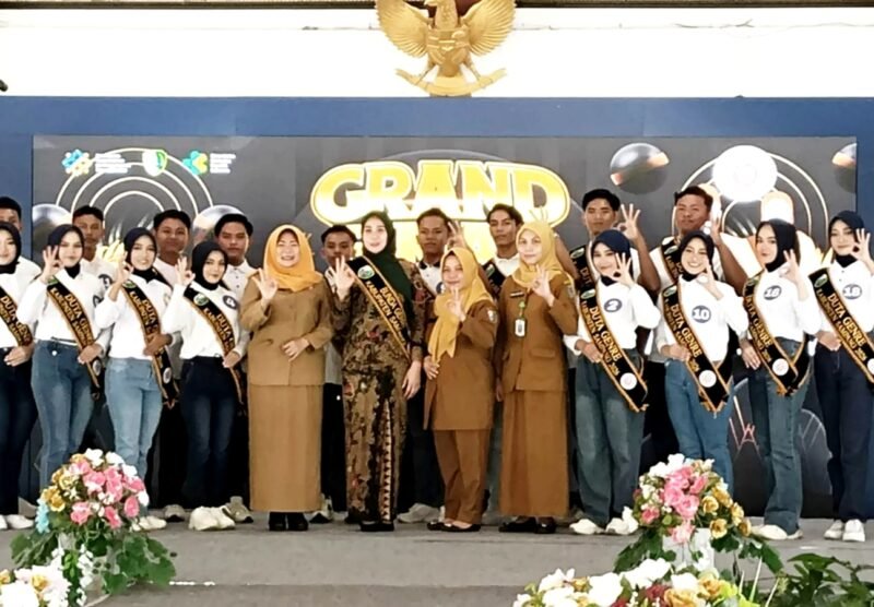 Bunda Genre Kabupaten Sampang Evi Slamet Junaidi foto bersama para finalis Duta Genre 2026. (KLIKMADURA)