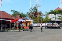 Suasana penyambutan Kapolres Sampang AKBP Anang Hardiyanto, S.I.K di halaman Mapolres Sampang. (KLIKMADURA)