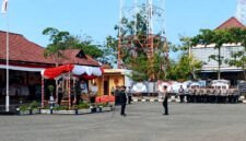 Suasana penyambutan Kapolres Sampang AKBP Anang Hardiyanto, S.I.K di halaman Mapolres Sampang. (KLIKMADURA)