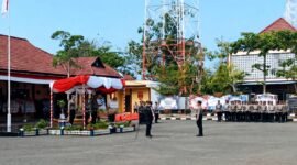Suasana penyambutan Kapolres Sampang AKBP Anang Hardiyanto, S.I.K di halaman Mapolres Sampang. (KLIKMADURA)