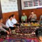 Kapolresta Sumenep Kombes Pol. Ariek Indra Sentanu, S.H., S.I.K., M.H.,  saat menyambangi Kantor SMSI Sumenep. (KLIKMADURA)