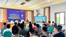 Rektor Universitas Sunan Gresik, Dr. Abdul Muhith saat menyampaikan sambutan di Ponpes Miftahul Ulum Al-Hasani, Karang Anyar, Sampang. (KLIKMADURA)