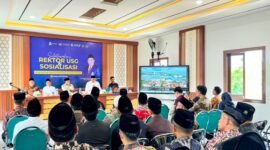 Rektor Universitas Sunan Gresik, Dr. Abdul Muhith saat menyampaikan sambutan di Ponpes Miftahul Ulum Al-Hasani, Karang Anyar, Sampang. (KLIKMADURA)