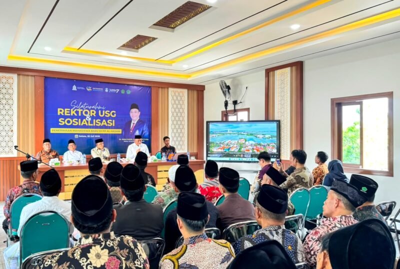 Rektor Universitas Sunan Gresik, Dr. Abdul Muhith saat menyampaikan sambutan di Ponpes Miftahul Ulum Al-Hasani, Karang Anyar, Sampang. (KLIKMADURA)