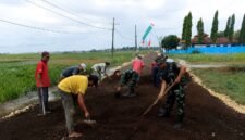 Warga mengerjakan agregat jalan di Desa Panyepen, Kecamatan Jrengik, Kabupaten Sampang. (ALI MUCHTAR / KLIKMADURA)