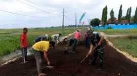 Warga mengerjakan agregat jalan di Desa Panyepen, Kecamatan Jrengik, Kabupaten Sampang. (ALI MUCHTAR / KLIKMADURA)