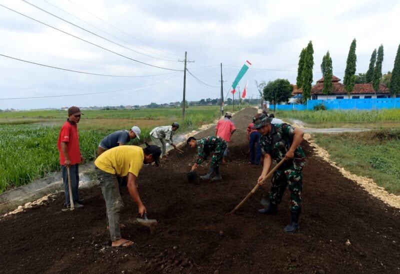 Warga mengerjakan agregat jalan di Desa Panyepen, Kecamatan Jrengik, Kabupaten Sampang. (ALI MUCHTAR / KLIKMADURA)