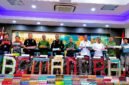 Jajaran Pejabat Bea Cukai Madura memperlihatkan puluhan merek rokok ilegal sebelum dilakukan pemusnahan. (MOH. IQBALUL KHAVEI MZ / KLIKMADURA)