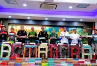 Jajaran Pejabat Bea Cukai Madura memperlihatkan puluhan merek rokok ilegal sebelum dilakukan pemusnahan. (MOH. IQBALUL KHAVEI MZ / KLIKMADURA)