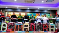 Jajaran Pejabat Bea Cukai Madura memperlihatkan puluhan merek rokok ilegal sebelum dilakukan pemusnahan. (MOH. IQBALUL KHAVEI MZ / KLIKMADURA)