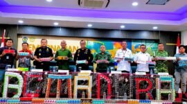 Jajaran Pejabat Bea Cukai Madura memperlihatkan puluhan merek rokok ilegal sebelum dilakukan pemusnahan. (MOH. IQBALUL KHAVEI MZ / KLIKMADURA)