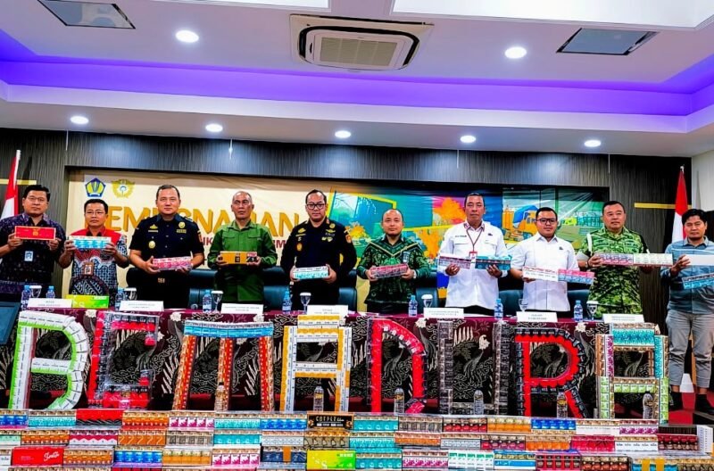 Jajaran Pejabat Bea Cukai Madura memperlihatkan puluhan merek rokok ilegal sebelum dilakukan pemusnahan. (MOH. IQBALUL KHAVEI MZ / KLIKMADURA)