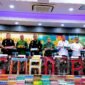 Jajaran Pejabat Bea Cukai Madura memperlihatkan puluhan merek rokok ilegal sebelum dilakukan pemusnahan. (MOH. IQBALUL KHAVEI MZ / KLIKMADURA)