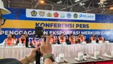 Suasana konfrensi pers penangkapan penyelendupan merkuri cair oleh bea cukai dan kepolisian. (KLIKMADURA)