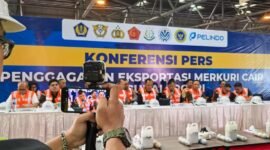 Suasana konfrensi pers penangkapan penyelendupan merkuri cair oleh bea cukai dan kepolisian. (KLIKMADURA)