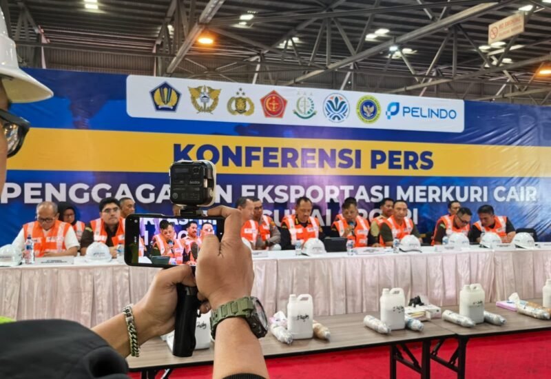Suasana konfrensi pers penangkapan penyelendupan merkuri cair oleh bea cukai dan kepolisian. (KLIKMADURA)