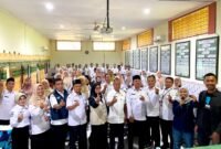Kepala Disdikbud Pamekasan, Akhmad Basri Yulianto (tengah) foto bersama Tim Klik Madura dan ratusan guru usai mengikuti kegiatan Digischool di Korwilcambidikbud Proppo beberapa waktu lalu. (DOK. KLIKMADURA)