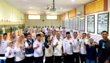 Kepala Disdikbud Pamekasan, Akhmad Basri Yulianto (tengah) foto bersama Tim Klik Madura dan ratusan guru usai mengikuti kegiatan Digischool di Korwilcambidikbud Proppo beberapa waktu lalu. (DOK. KLIKMADURA)