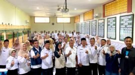 Kepala Disdikbud Pamekasan, Akhmad Basri Yulianto (tengah) foto bersama Tim Klik Madura dan ratusan guru usai mengikuti kegiatan Digischool di Korwilcambidikbud Proppo beberapa waktu lalu. (DOK. KLIKMADURA)