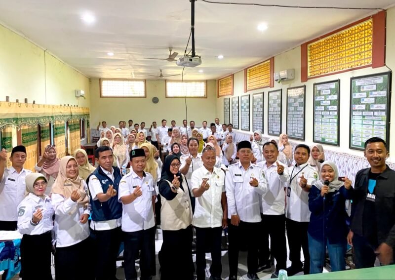 Kepala Disdikbud Pamekasan, Akhmad Basri Yulianto (tengah) foto bersama Tim Klik Madura dan ratusan guru usai mengikuti kegiatan Digischool di Korwilcambidikbud Proppo beberapa waktu lalu. (DOK. KLIKMADURA)