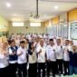 Kepala Disdikbud Pamekasan, Akhmad Basri Yulianto (tengah) foto bersama Tim Klik Madura dan ratusan guru usai mengikuti kegiatan Digischool di Korwilcambidikbud Proppo beberapa waktu lalu. (DOK. KLIKMADURA)