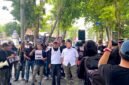 Puluhan jurnalis menggelar aksi damai di depan Kantor DPRD Sampang. (ALI MUCHTAR / KLIKMADURA)