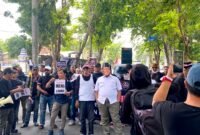Puluhan jurnalis menggelar aksi damai di depan Kantor DPRD Sampang. (ALI MUCHTAR / KLIKMADURA)