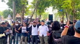 Puluhan jurnalis menggelar aksi damai di depan Kantor DPRD Sampang. (ALI MUCHTAR / KLIKMADURA)