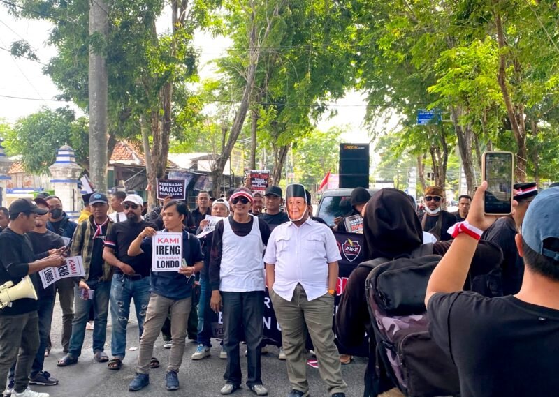 Puluhan jurnalis menggelar aksi damai di depan Kantor DPRD Sampang. (ALI MUCHTAR / KLIKMADURA)
