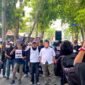 Puluhan jurnalis menggelar aksi damai di depan Kantor DPRD Sampang. (ALI MUCHTAR / KLIKMADURA)