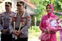 AKBP Wahyu Hidayat, S.I.K., M.H bersama istri saat tiba di Mapolres Pamekasan. (KLIKMADURA)
