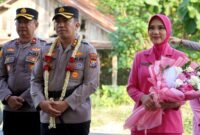 AKBP Wahyu Hidayat, S.I.K., M.H bersama istri saat tiba di Mapolres Pamekasan. (KLIKMADURA)