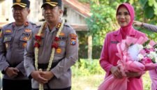 AKBP Wahyu Hidayat, S.I.K., M.H bersama istri saat tiba di Mapolres Pamekasan. (KLIKMADURA)