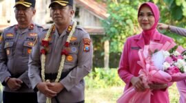 AKBP Wahyu Hidayat, S.I.K., M.H bersama istri saat tiba di Mapolres Pamekasan. (KLIKMADURA)