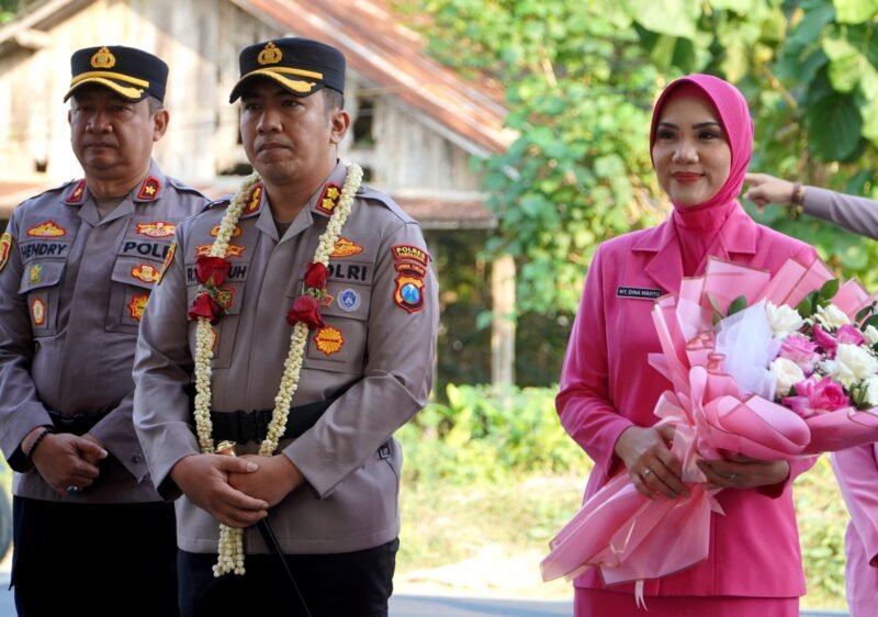 AKBP Wahyu Hidayat, S.I.K., M.H bersama istri saat tiba di Mapolres Pamekasan. (KLIKMADURA)