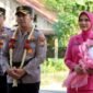 AKBP Wahyu Hidayat, S.I.K., M.H bersama istri saat tiba di Mapolres Pamekasan. (KLIKMADURA)