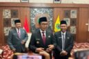 Bupati Pamekasan, KH. Kholilurrahman (tengah) saat diwawancarai sejumlah awak media. (MOH. IQBALUL KHAVEI MZ / KLIKMADURA)