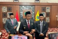 Bupati Pamekasan, KH. Kholilurrahman (tengah) saat diwawancarai sejumlah awak media. (MOH. IQBALUL KHAVEI MZ / KLIKMADURA)